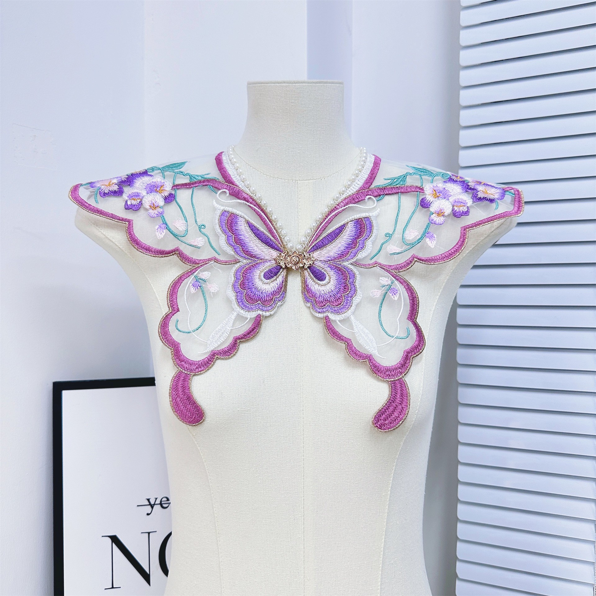 Bordado púrpura botón vestido de caballo hombro nube mariposa malla de perla collar cuentas bordadas decoración de flores de collar adulto