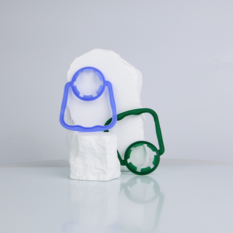 Proveedor al por mayor botella de agua potable desechable mango de plástico 28 / 30 calibre botella de bebidas PE mango