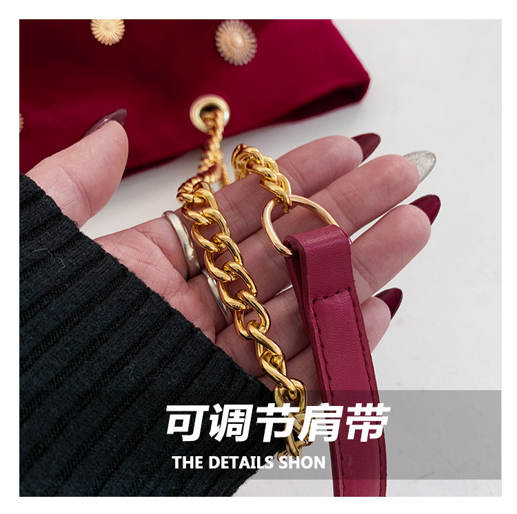 High-end and personalized hardware single-shoulder bag for women, new autumn 2024 collection, velvet chain handbag, stylish tote bag Item Picture