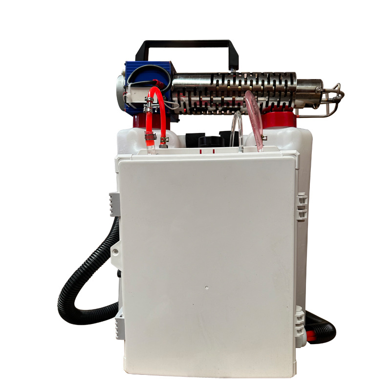 El agricultor lleva un rociador de jardín de huerto de tierras de cultivo portátil