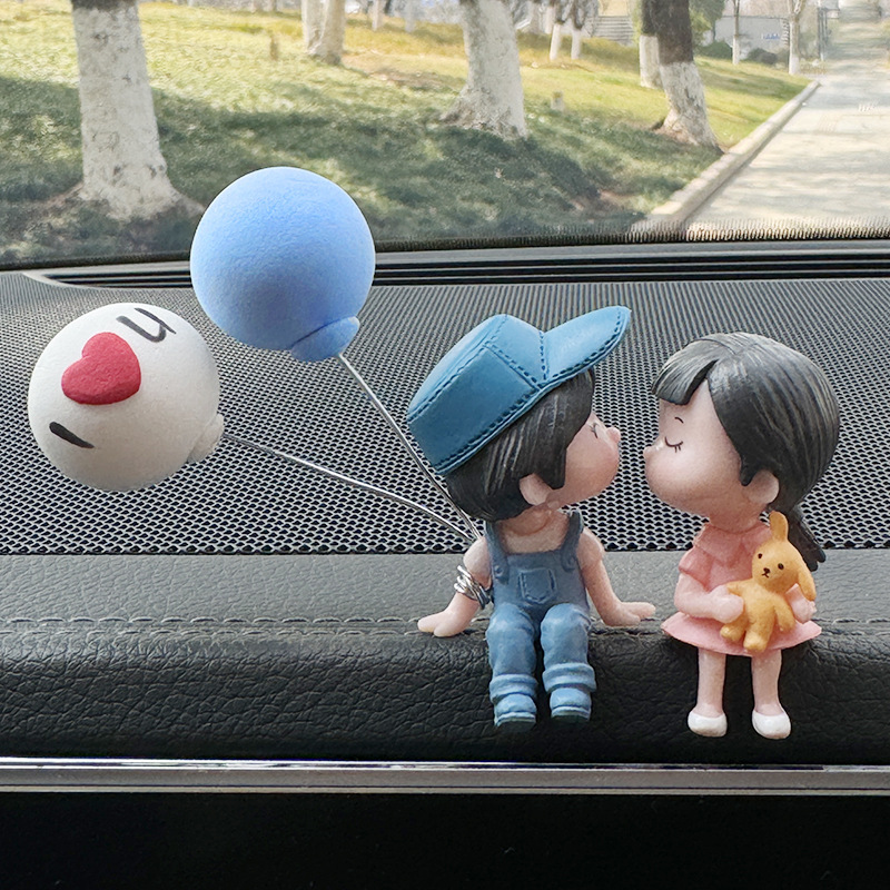 Adornos de coche de celebridades de Internet al por mayor accesorios de coche lindo beso pareja muñeca decoración de coche eléctrico