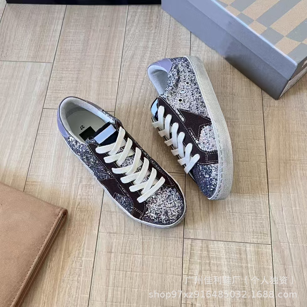 Las estrellas de alta versión hacen viejos pequeños zapatos sucios mujeres 2025 nuevos zapatos blancos planos en el interior para aumentar los zapatos casuales de gran tamaño de la pareja