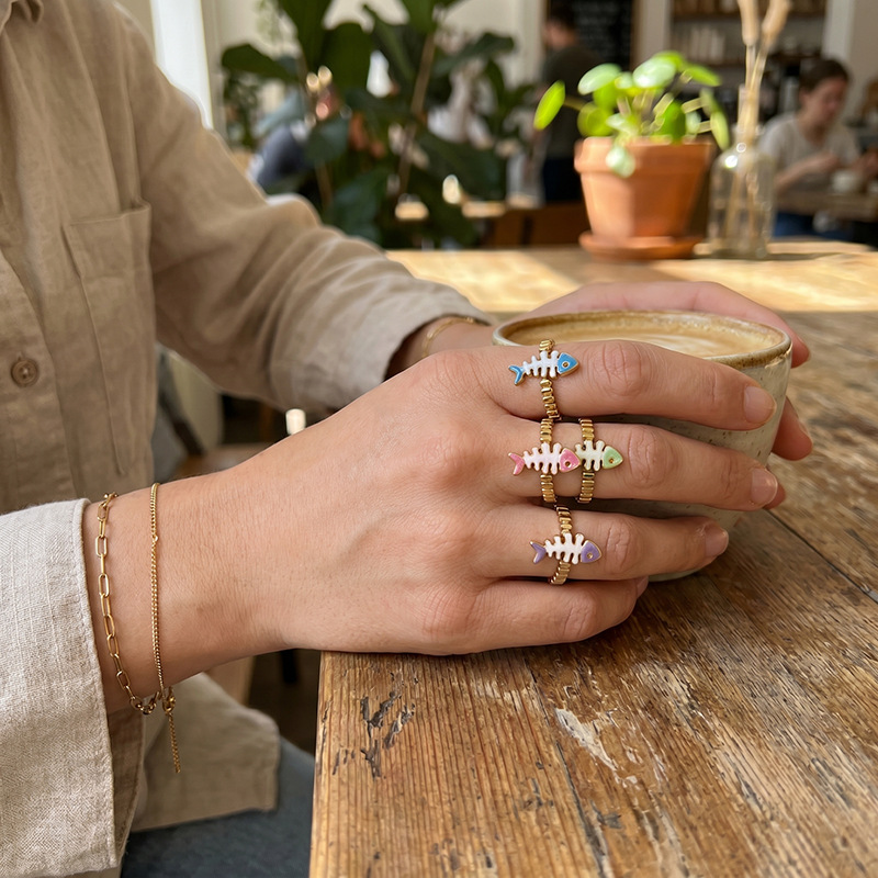 Alta Europa y América serie de mar transfronterizo de acero inoxidable goteo de aceite esqueleto hueso anillo de pez nicho de alta sensación joyería mujer
