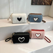 2025秋冬新款女士单肩包时尚洋气爱心毛绒包外出大容量通勤斜挎包