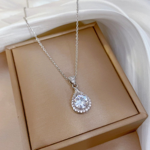 [Titanium Steel] Light luxury micro-inlaid real gold water drop super flash necklace women's new clavicle chain light luxury niche design