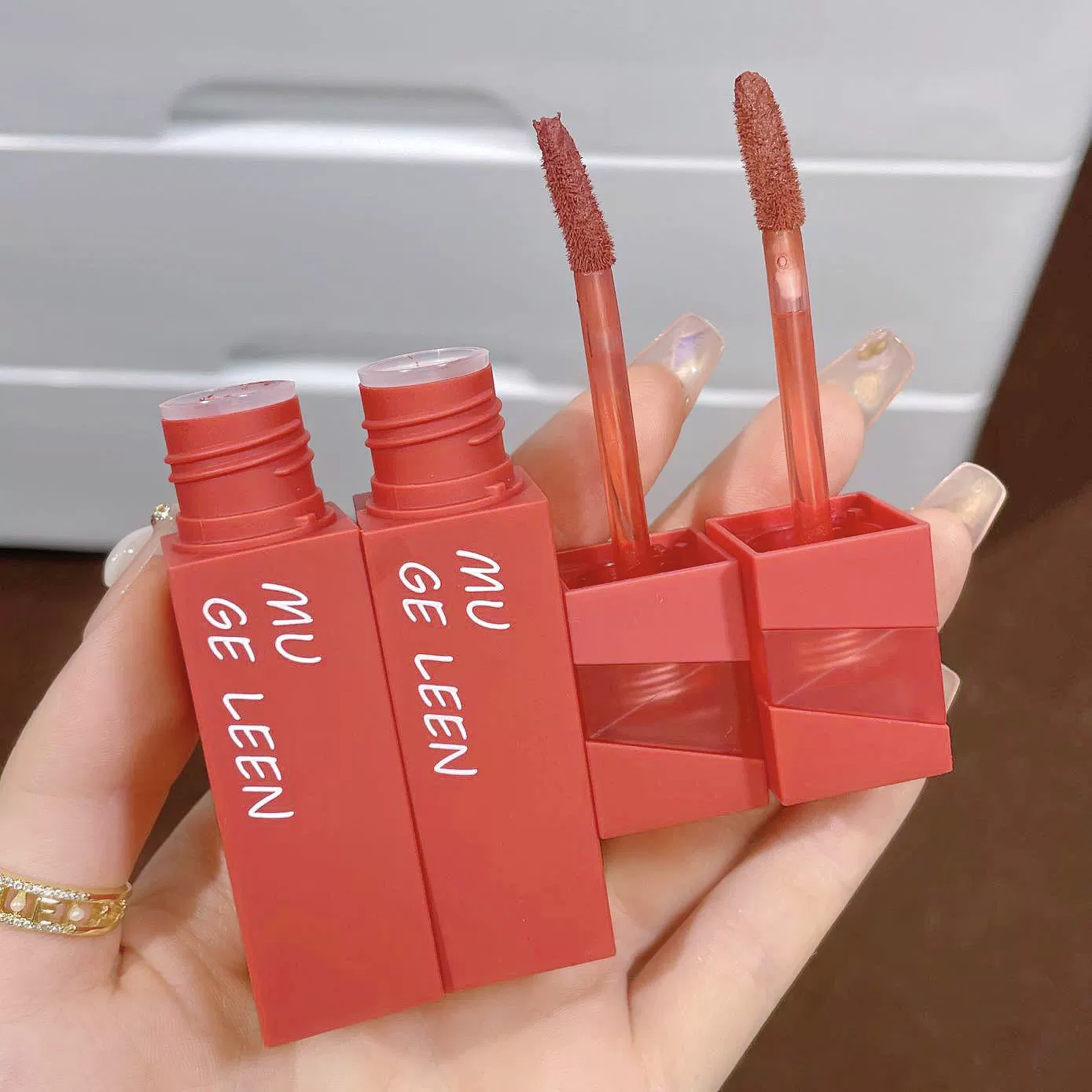 Премиальная помада для губ MUGELEEN Velvet Matte Magnetic Lip Glaze с низким содержанием насыщенного цвета и отбеливающей глиной для женщин