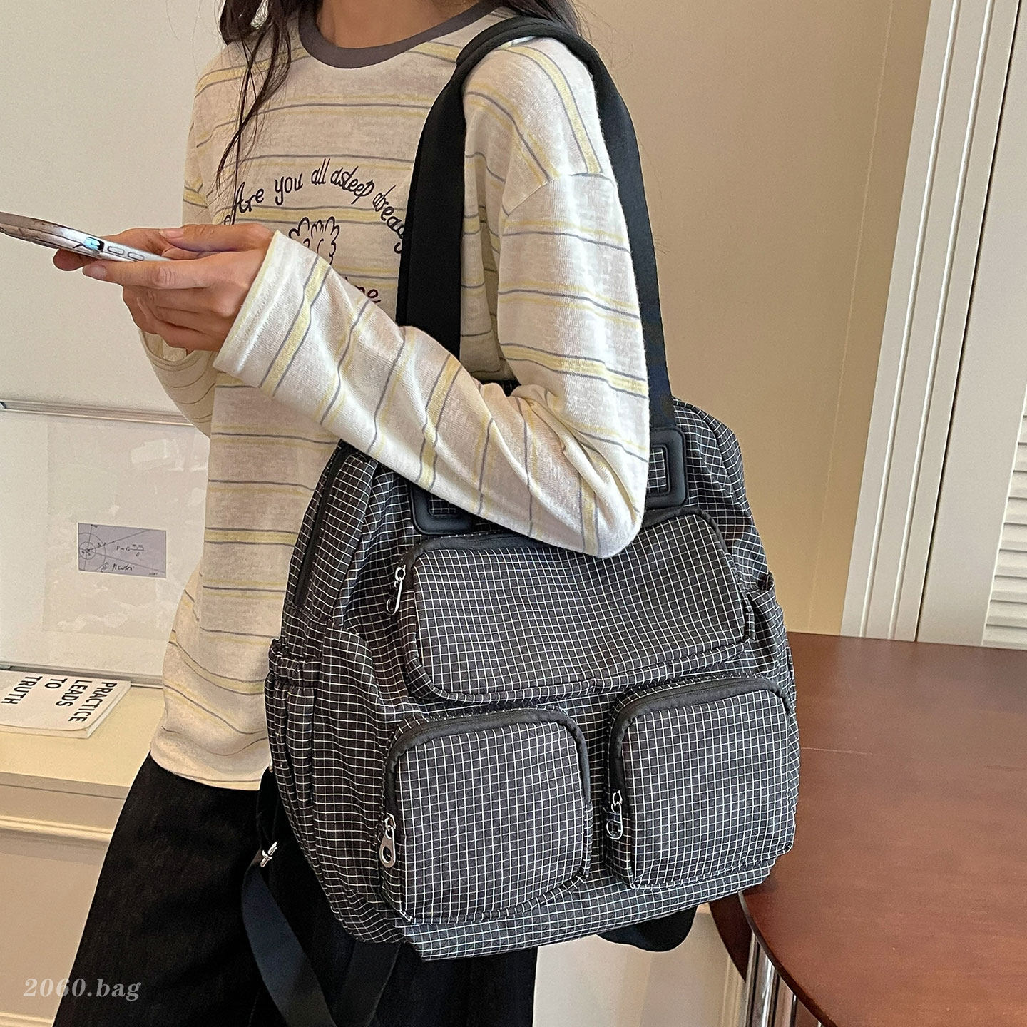 2026 nueva mochila de gran capacidad de viaje mochila de moda coreana multifuncional empalme día de nylon color contrastante