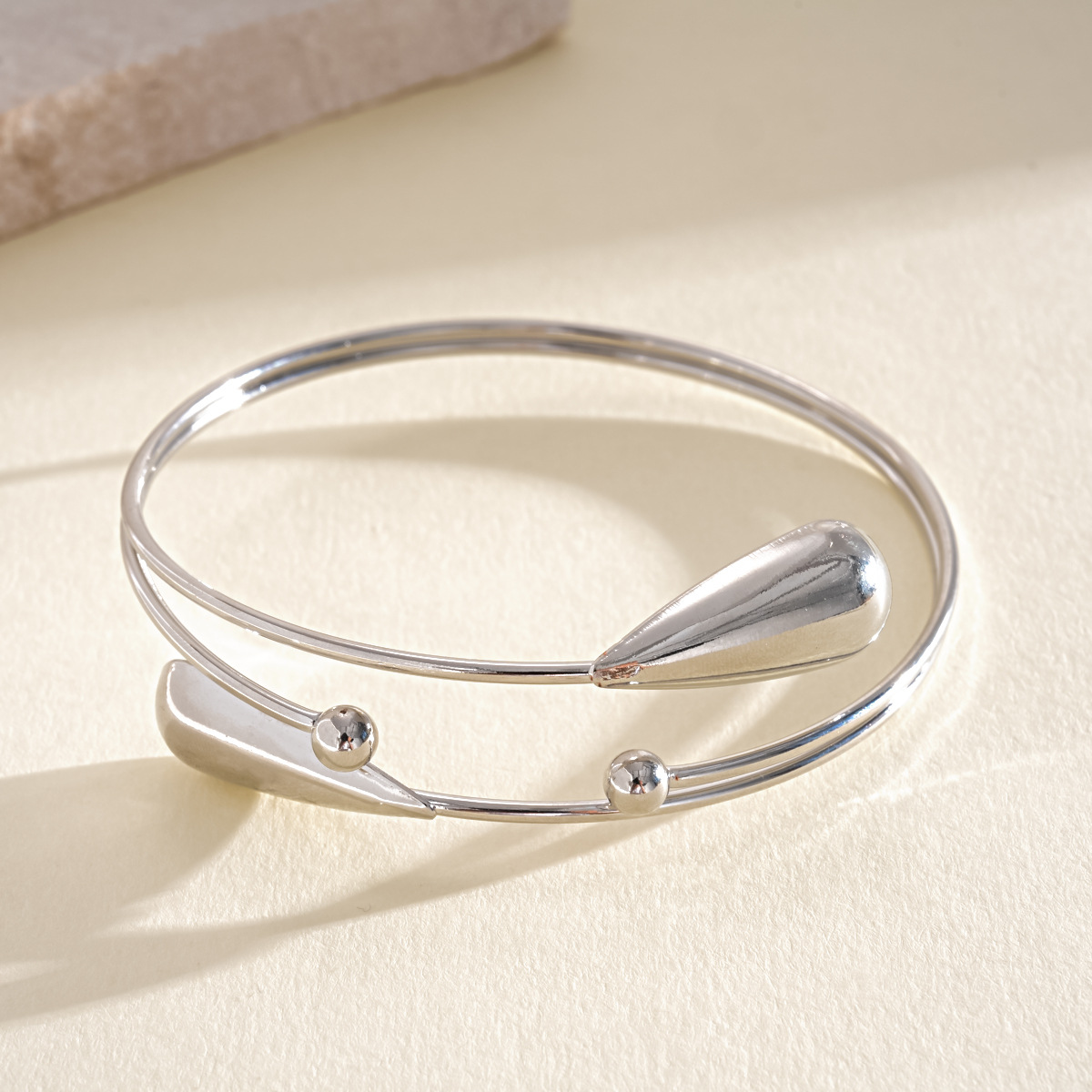 Europa y los Estados Unidos metales transfronterizos doble capa de gota de agua abertura pulsera de moda simple pulsera universal nicho de alta calidad joyas