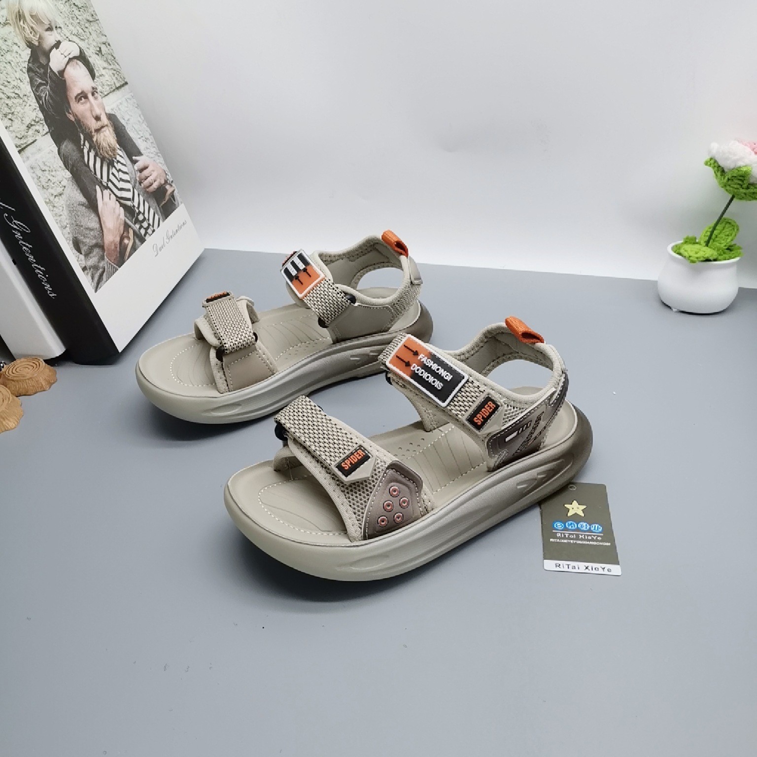 2025 verano estilo caliente retro hombre tesoro 9-12 años sandalias nuevo estilo a través de la red zapatos casuales zapatos deportivos zapatos de playa con hebilla móvil