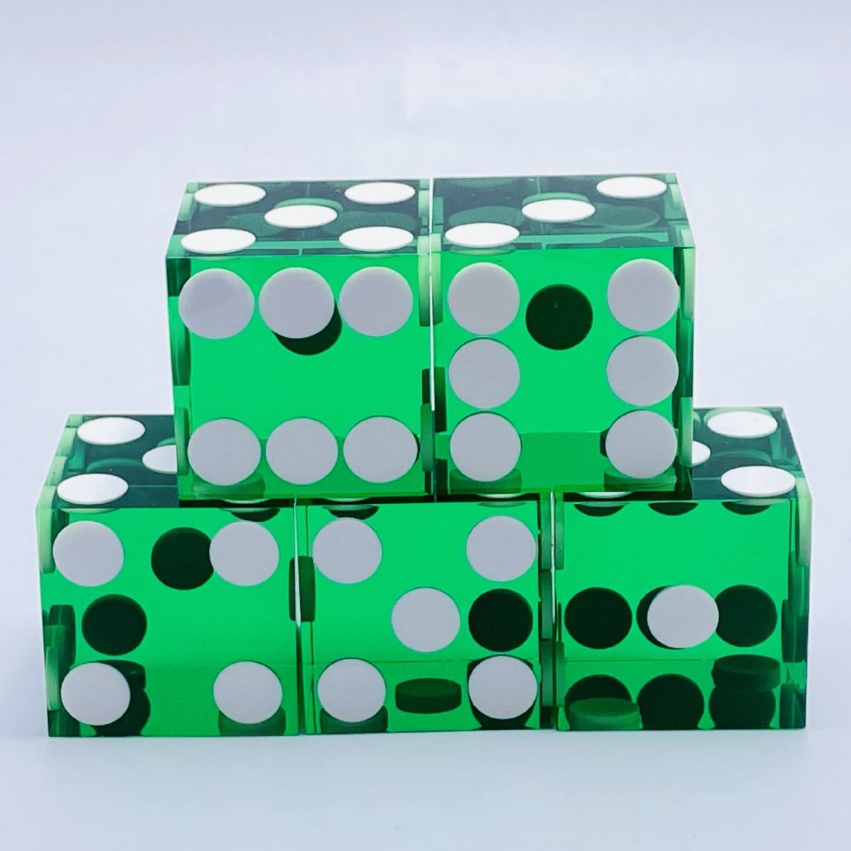 Suministro directo de fábrica 19mm ángulo recto plano transparente color blanco punto dados alemán especial color poker dados al por mayor
