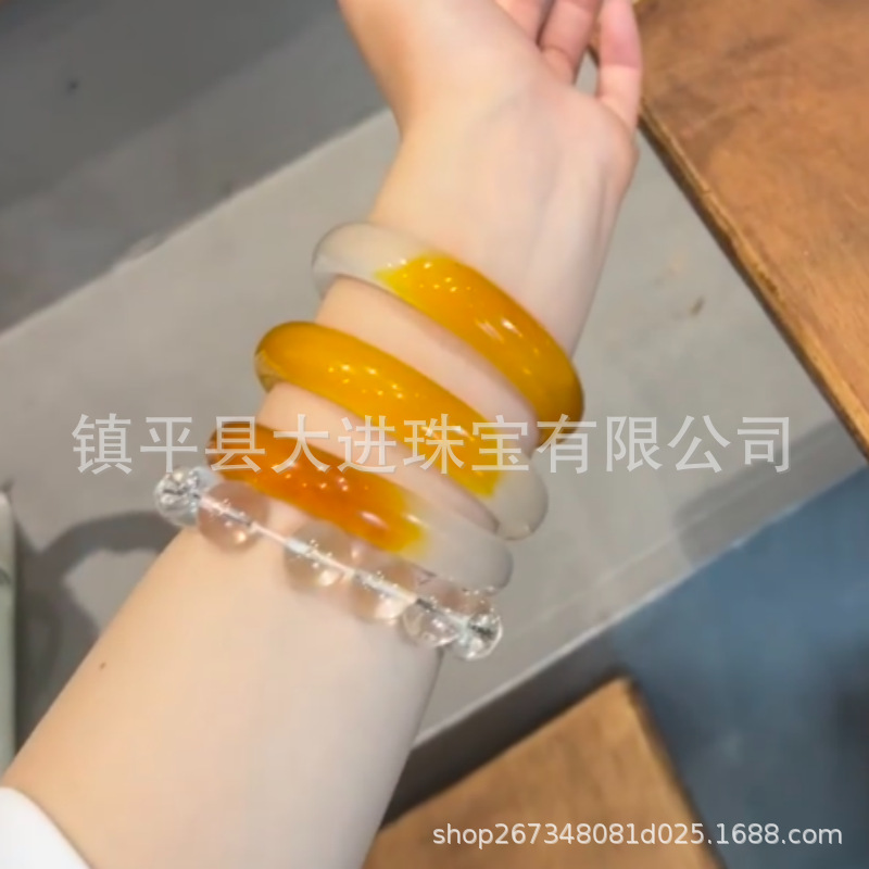 批发高冰种手镯石英岩玉半山水半糖色一口糖女款玉镯白底飘花正圈