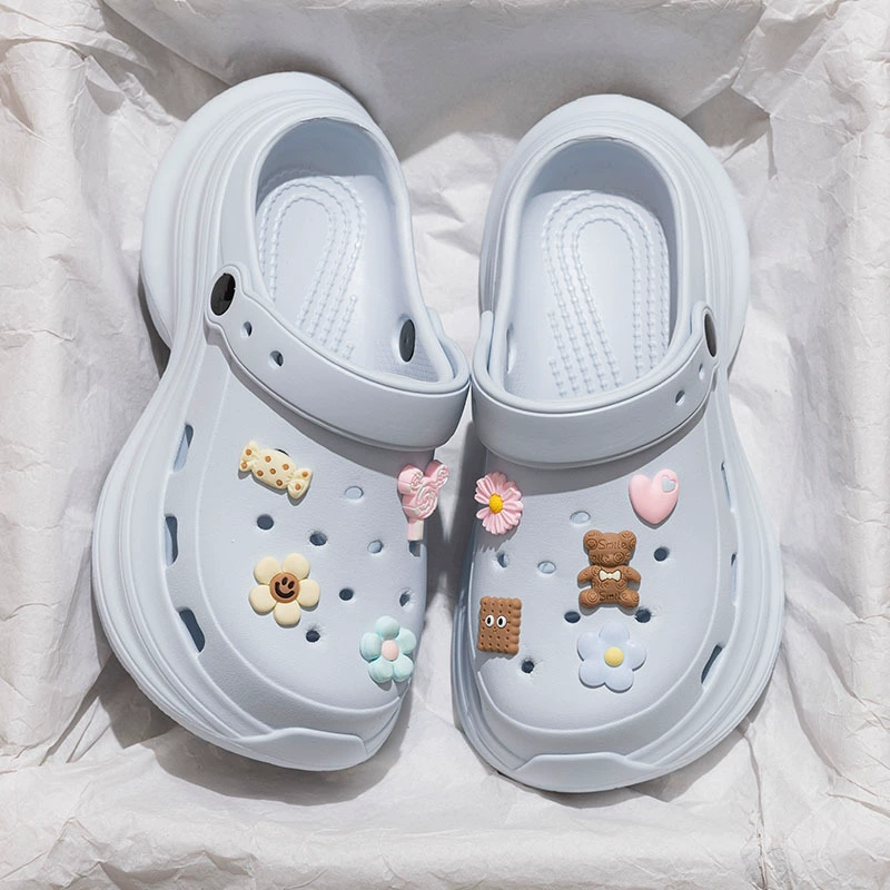 Туфли с дырками на толстой подошве женская летняя наружная одежда 2025 новый маленький человек увеличивает юбку Баотоу пляжные холодные тапочки женщины