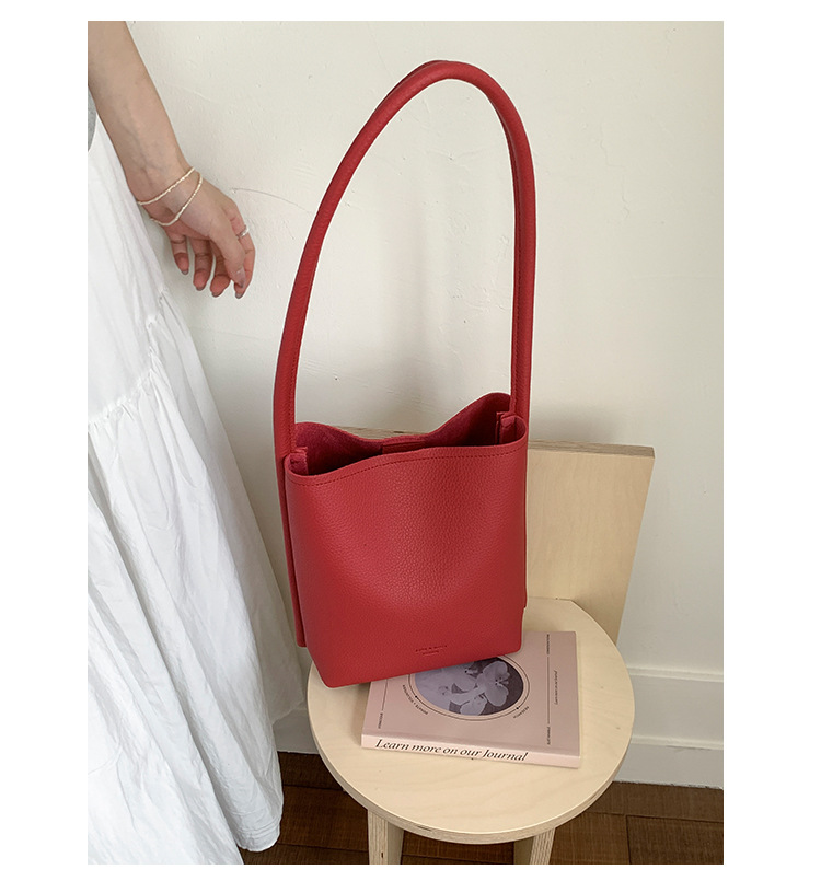 A trendy and versatile single-shoulder underarm bag for women in the summer of 2025, featuring a niche design and a simple commuting bucket bag undefined