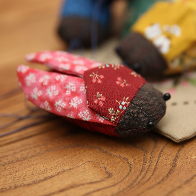 Bordado hecho a mano DIY creativo colgante luxiu cigarra niños adultos patchwork muñeca de regalo de estilo antiguo adornos de cigarra