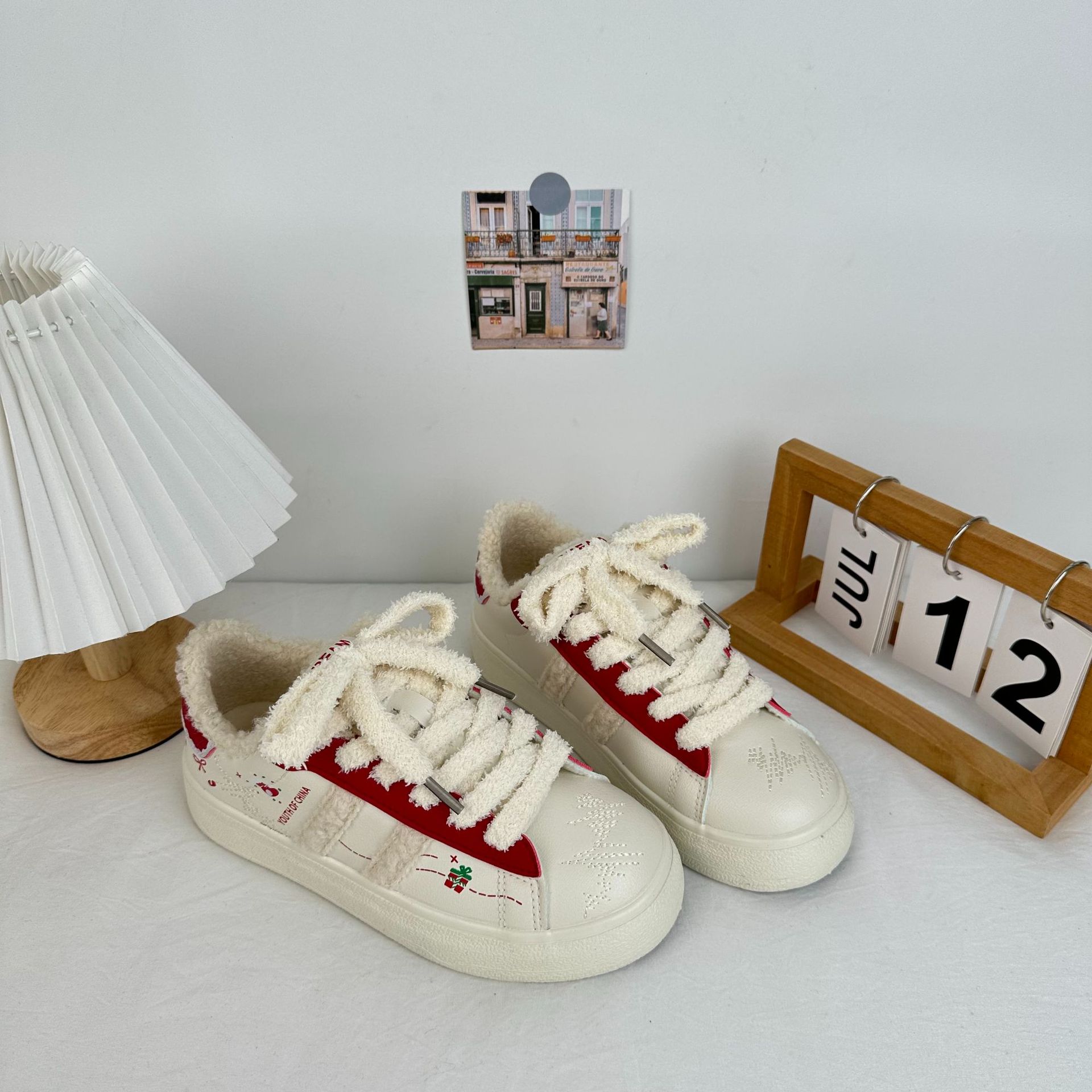 2025 invierno más zapatos de algodón de terciopelo zapatos de tabla abrigados exteriores de mujer zapatos blancos casuales coreanos todo fósforo zapatos de mujer estilo Hong Kong