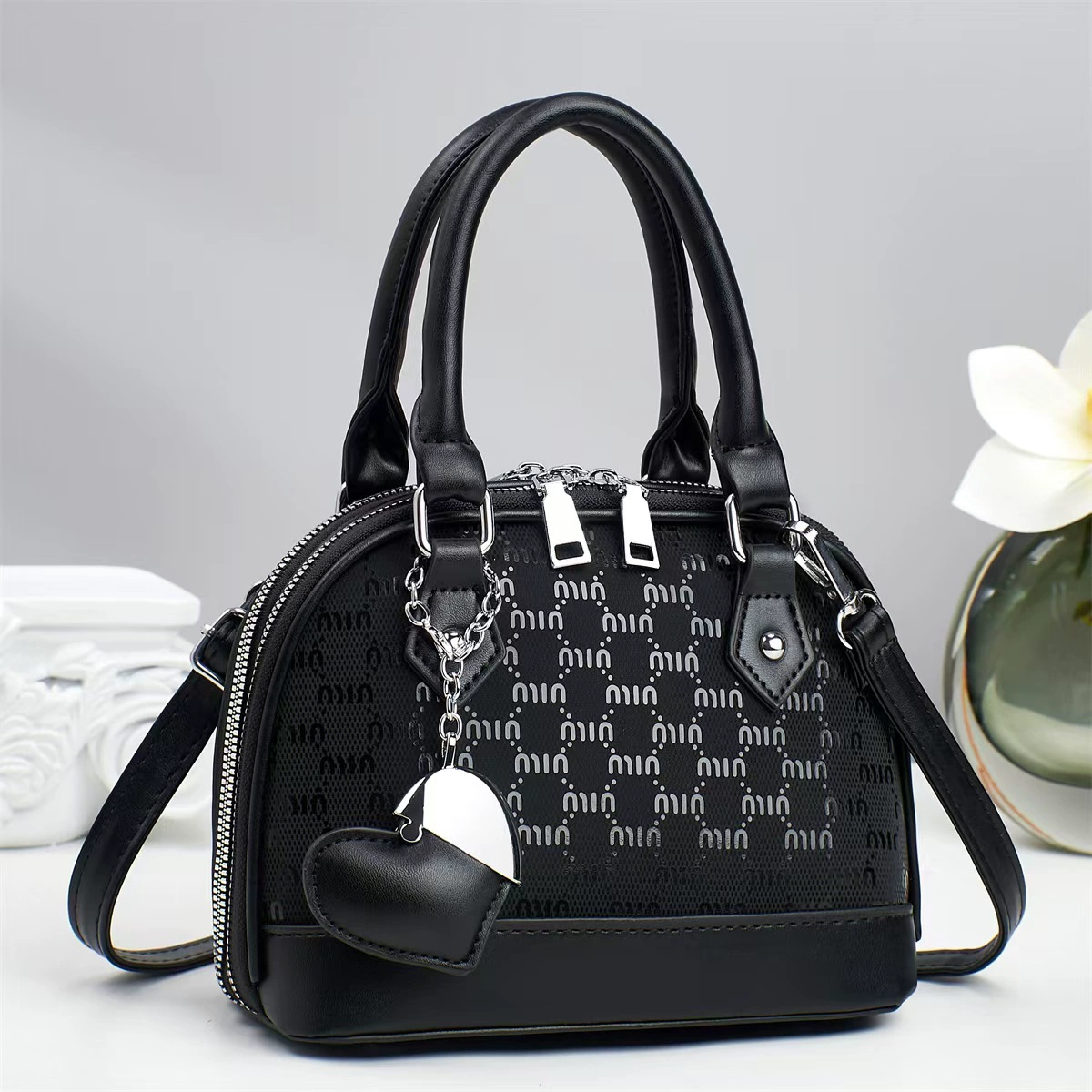 Плечевая сумка (one-shoulder), компактная 20×10×17 см, лёгкая 0,05 кг, в нескольких цветах