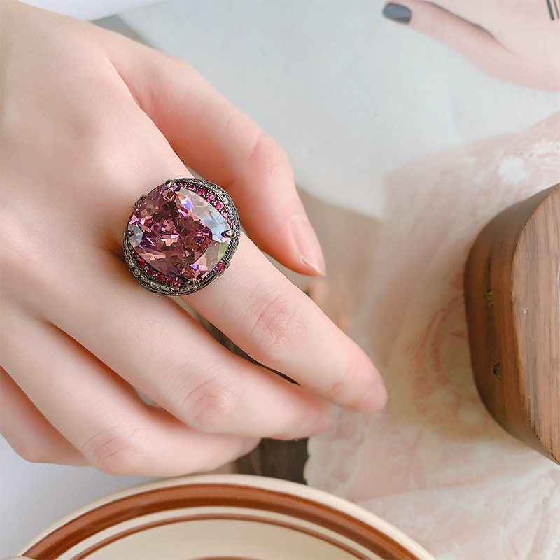 2024 nueva joyería Zhuang Shengsheng, fondo de cobre chapado en oro, tesoro de color de simulación, corindón, grasa, rectangular, anillo 14*16, punto femenino