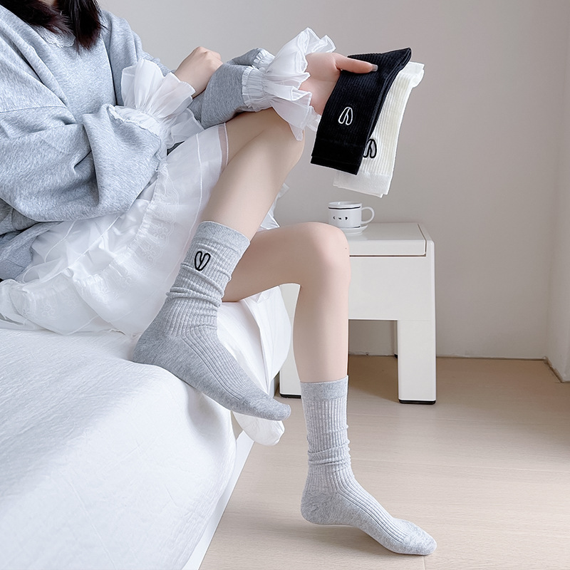 Calcetines de amor bordados para mujeres de verano delgados calcetines de mediana universal dulce calcetines de estilo universitario al por mayor