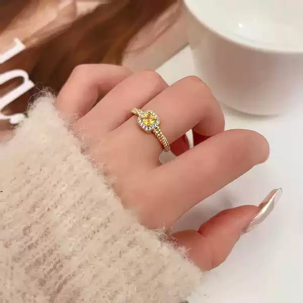 Xiaohongshu's Popular Small Sugar Cube Yellow Diamond Ring for Women 2025 New Niche Design Accessible Luxury High-End Index Finger Ring