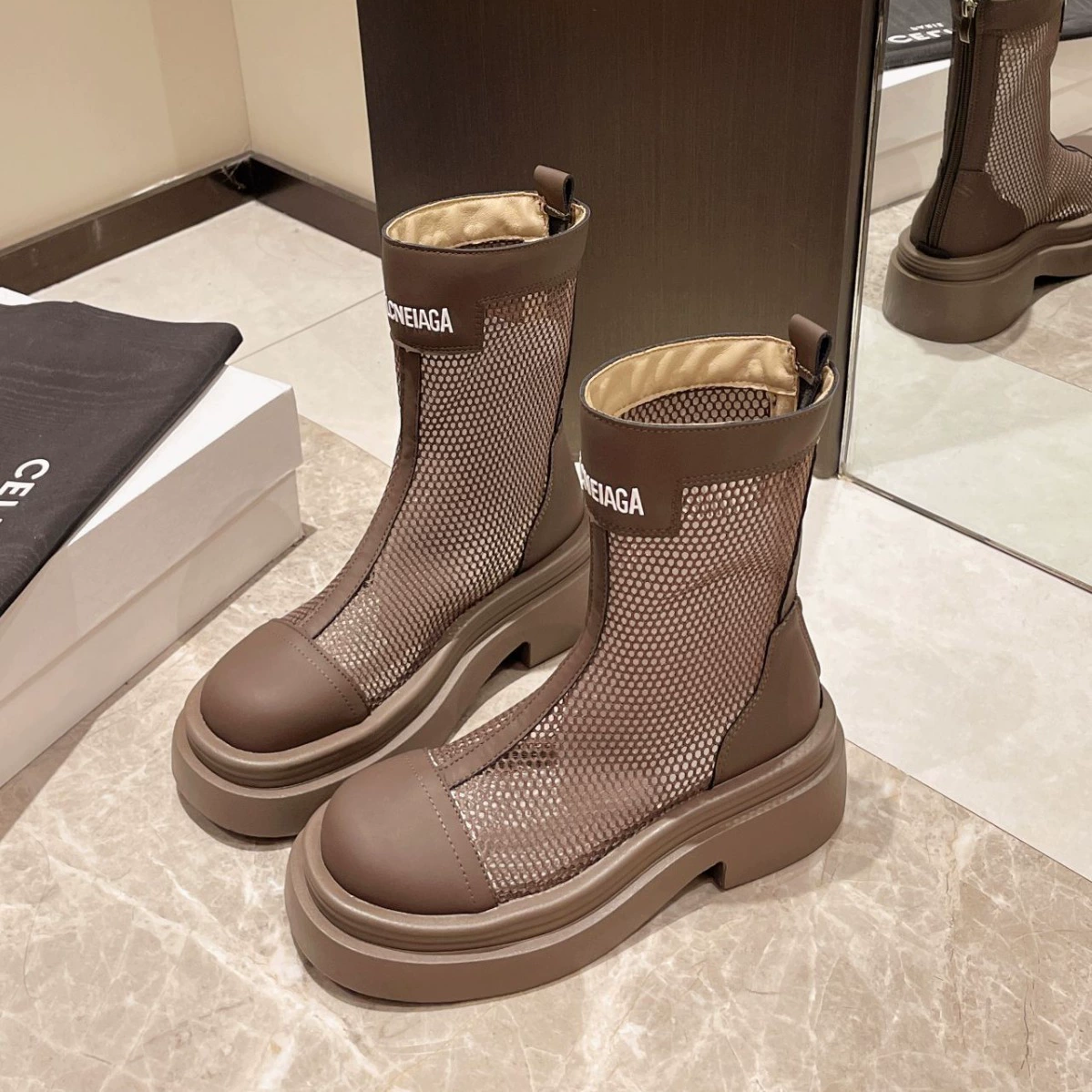 Универсальные повседневные ботинки из сетки на молнии 2024 года, ботинки до середины икры с буквенным принтом, римские сандалии, ботинки для коррекции фигуры, женская обувь на толстой подошве для увеличения роста.