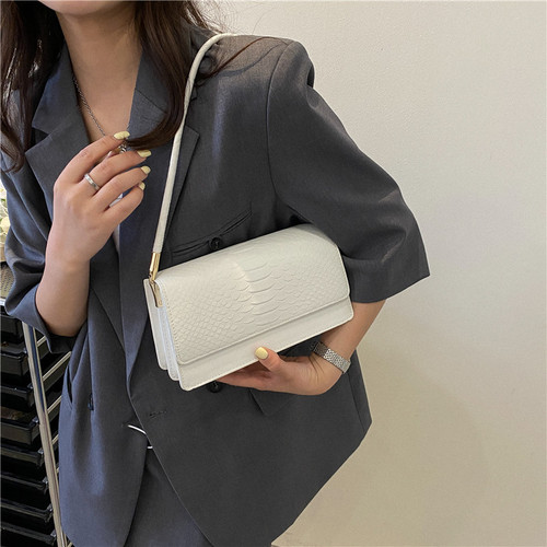 Winter fashion retro cross-body small bag for women  new style trendy niche women's shoulder baguette bag