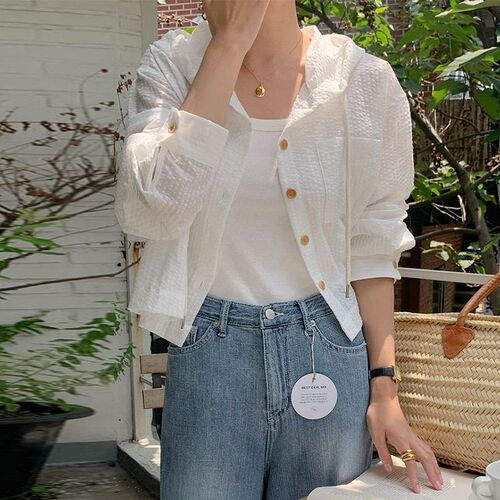 Short, chic single-breasted shirt with contrasting colors, long sleeves, and a striped design—perfect for summer, offering a relaxed, Korean-style look that’s both versatile and sun-protective.