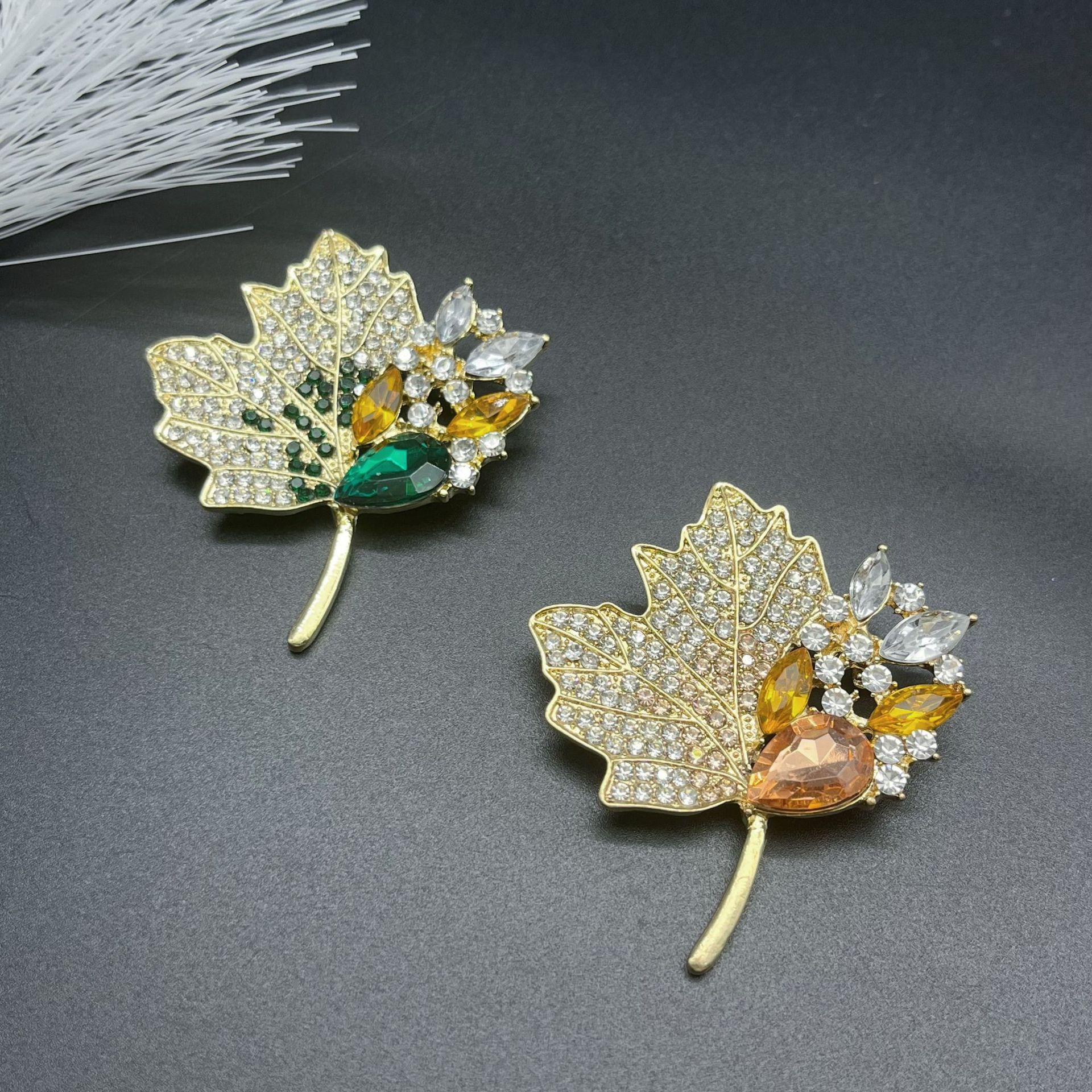 Broche Feuille D'érable Dorée Strass Style Année Du Serpent_voghion.com