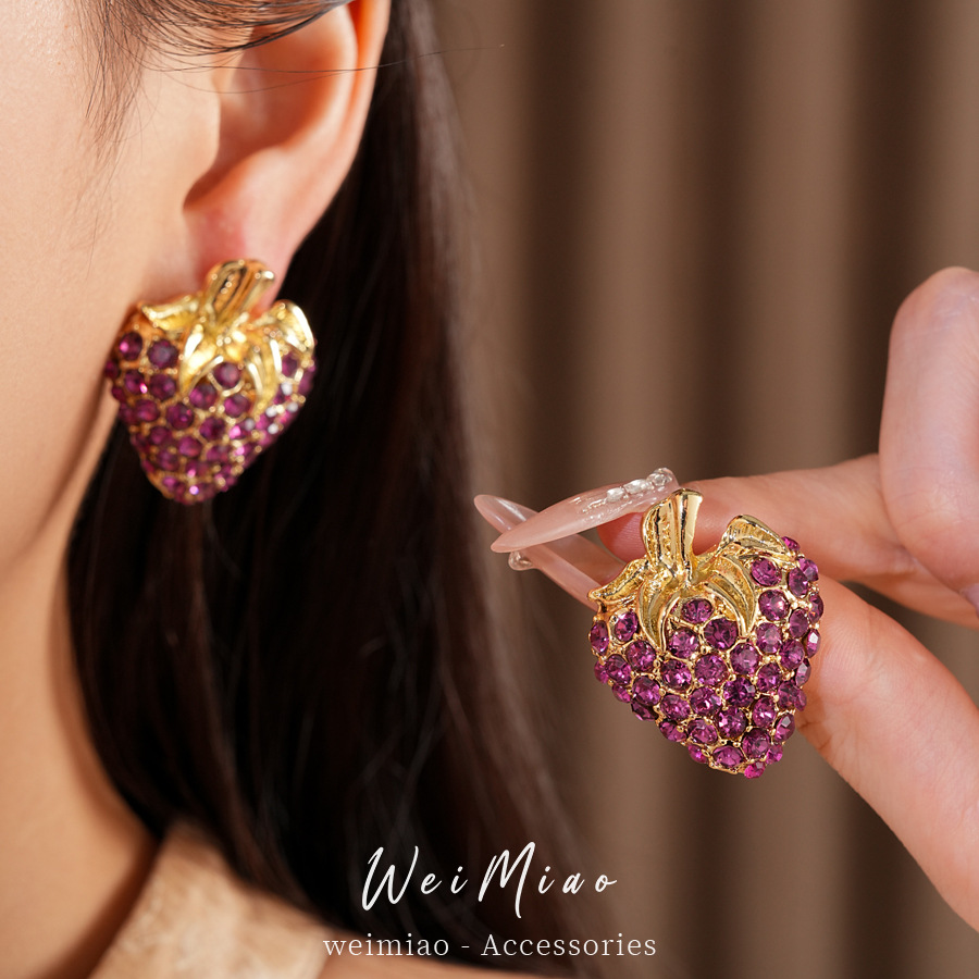 Medieval vintage aguja de plata con diamantes pernos de fresa retro exquisitos pendientes de nicho ligero lujo alta sensación de pendientes para mujeres image 3