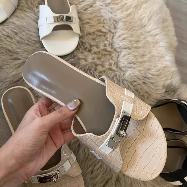 Pequeño botón de oro cocodrilo patrón de dedos franceses zapatillas de fondo plano para mujeres 2026 nuevas zapatillas frías de playa de arena suave