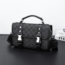 2025新款男士邮差包潮流大容量信使包翻盖包单肩斜挎休闲男包批发