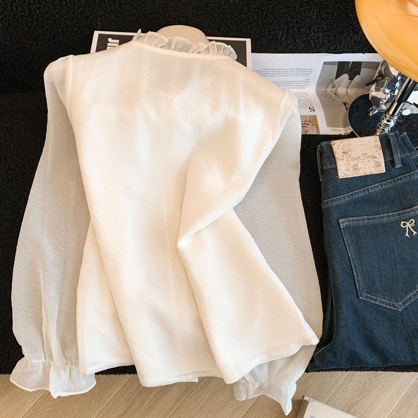 Damenbekleidung: Rüschenbluse mit Stehkragen im französischen Stil – luxuriös, elegant, jugendlich und stilvoll – Frühlingsoutfit_voghion.com