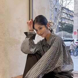 宽松慵懒风休闲条纹口袋衬衫女秋季2025新款廓型拼接撞色长袖上衣