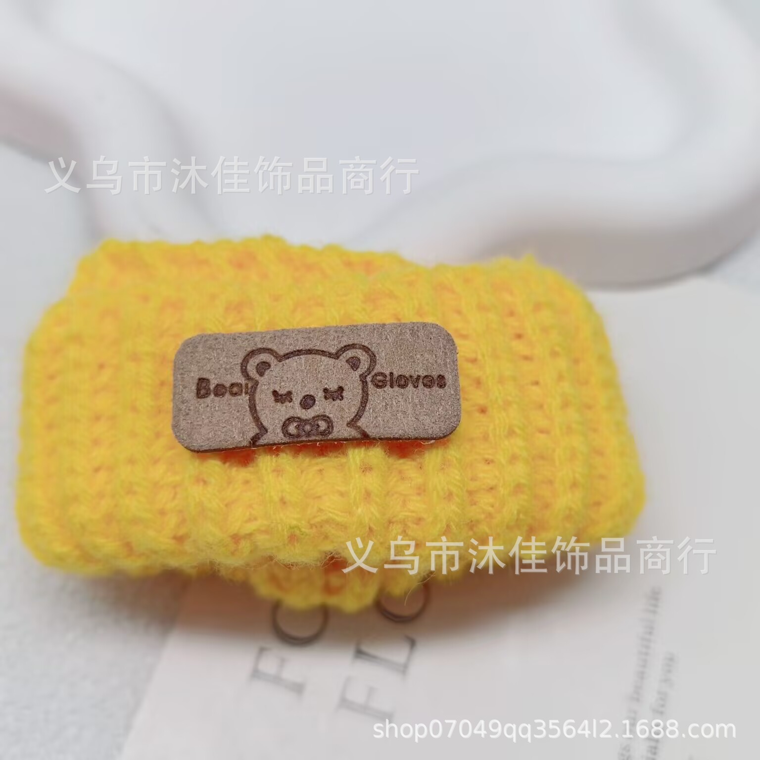 Dark yellow (hat only)