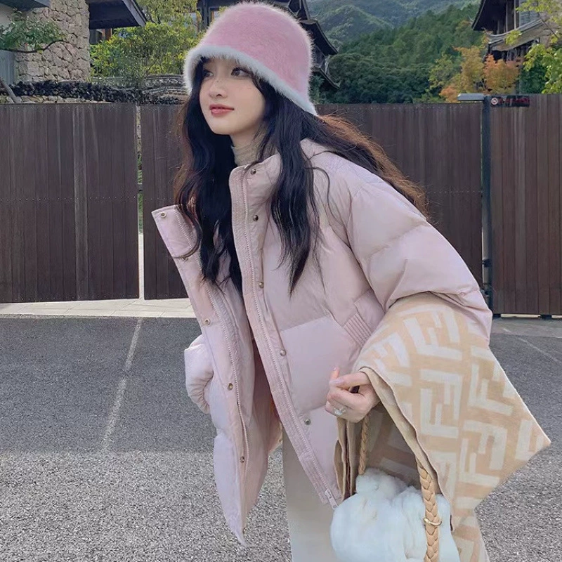 Корейская версия дикого короткого пухового хлопчатобумажного костюма женская осень-зима 2024 новый стиль с капюшоном маленький сладкий хлебный халат