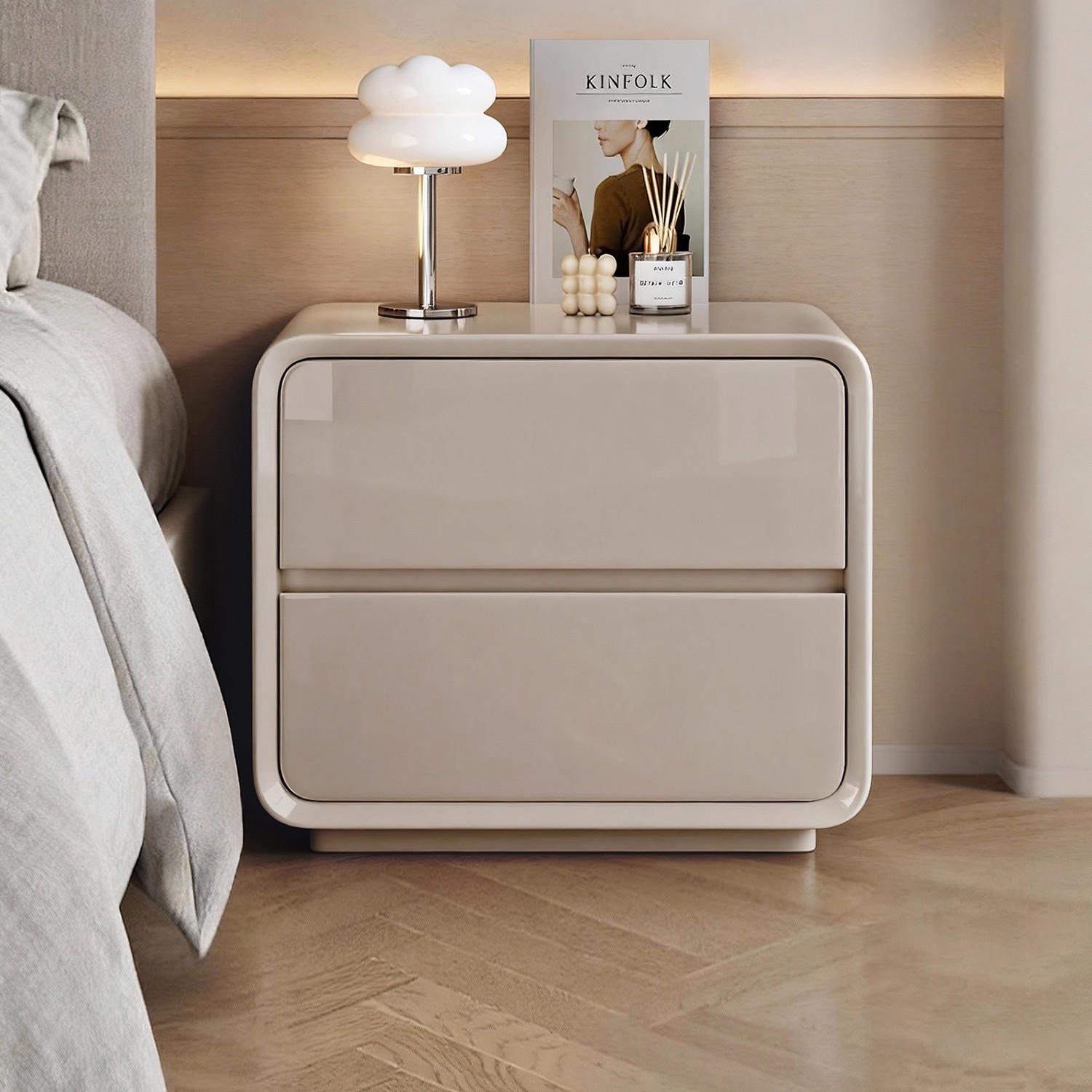 Madera maciza pintada cocinada cabecera dormitorio doméstico 2025 nuevo pequeño gabinete de almacenamiento simple gabinete de cama de aire crema
