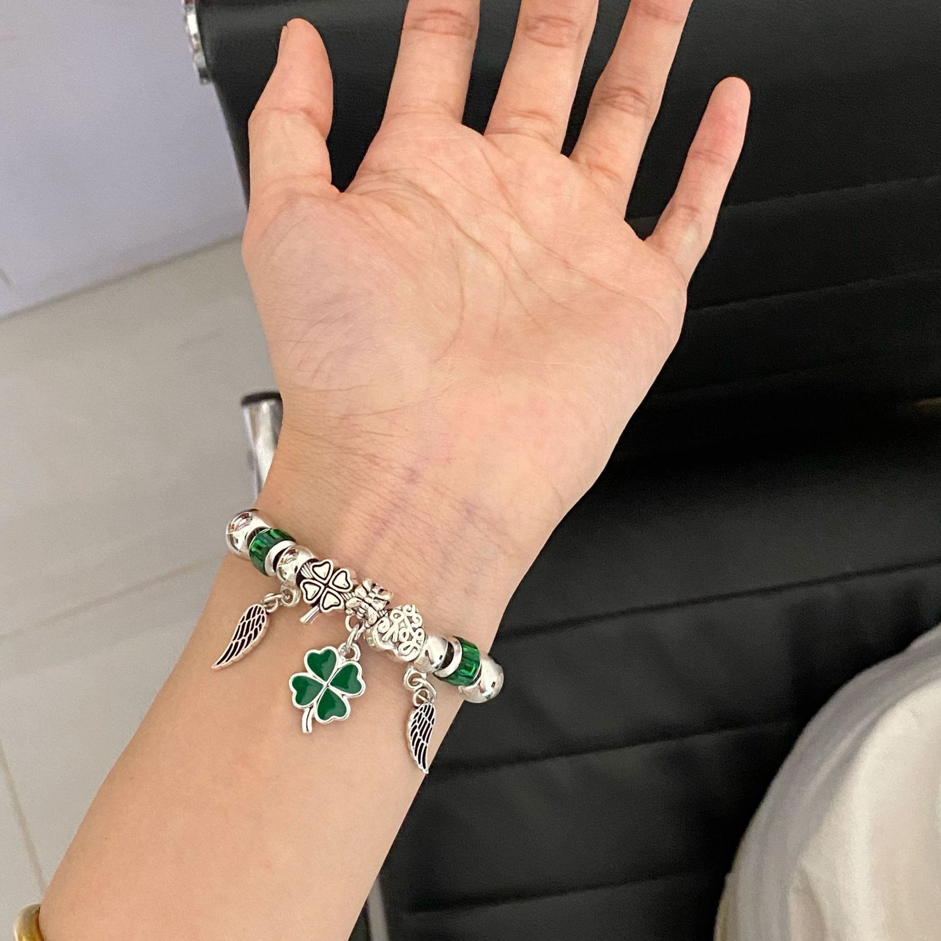 Bracciale con perline quadrifoglio ali d angelo design di nicchia_voghion.com