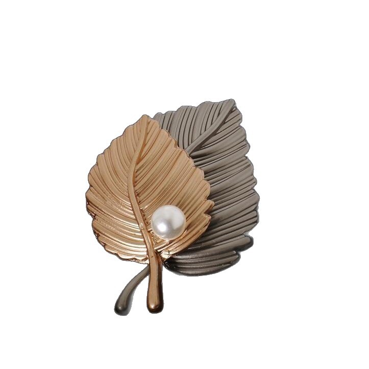 Broche minimaliste double feuille érable perle éclat luxe_voghion.com