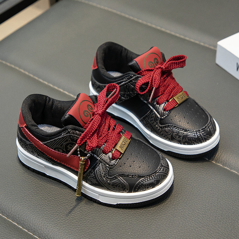 Zapatos deportivos para niños 2025 primavera nueva moda zapatos de skate para niños zapatos casuales de suela suave para niños grandes zapatos para correr