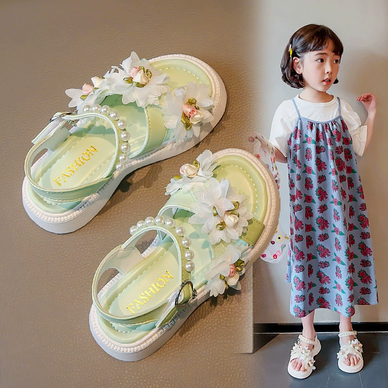 Сандалии для девочек 2023, летняя новая детская обувь принцессы с жемчужным цветком, нескользящая обувь для маленьких девочек, среднего и большого возраста