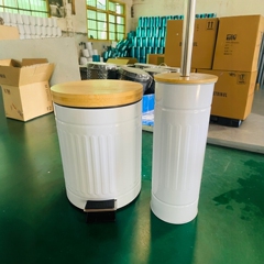 外国貿易の足はゴミ箱の家庭用ホテルの客室の台所の足踏み式の竹の蓋を踏んでゆっくりとゴミ箱に下がります。