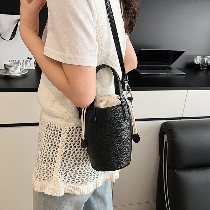Bolso de cubo de moda coreana 2025 verano nuevo bolso femenino bolso de hombro con patrón de lichi fresco bolso de mensajero simple y versátil