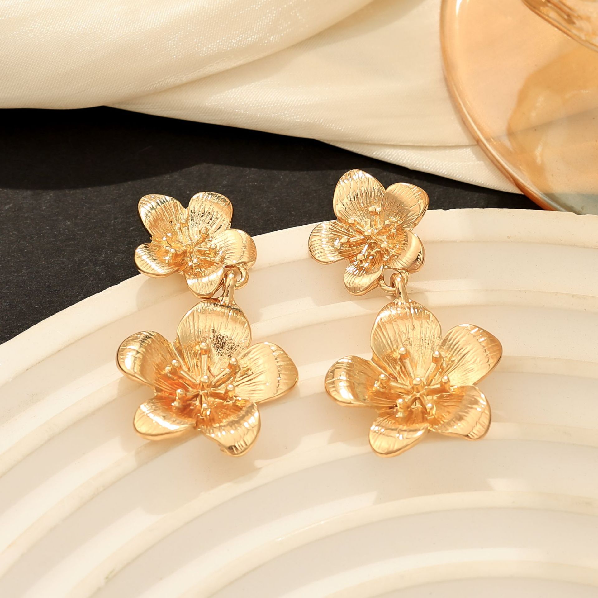 Pendientes de flores exagerados de alta gama transfronterizos europeos y estadounidenses Pendientes de lujo ligero para damas retro de nicho