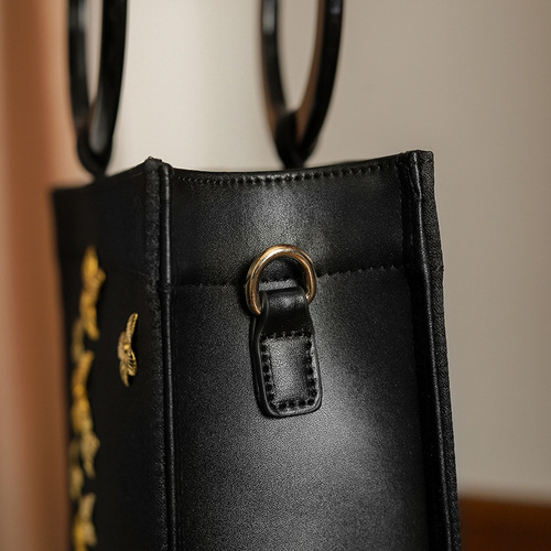 Cannot be shipped on behalf of one piece. Exquisite metal butterfly handbag. Chinese style cheongsam banquet Hanfu handbag.