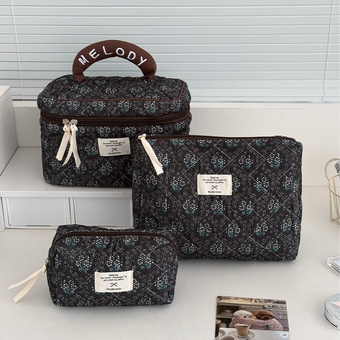 New cross-border dark-toned floral wall covering, corduroy, high-end retro, large capacity, travel-friendly, stain-resistant toiletry bag.