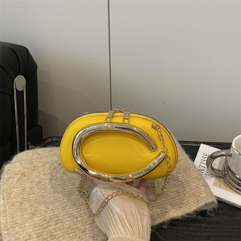 Elegante borsa a tracolla da donna con catena e decorazioni_voghion.com