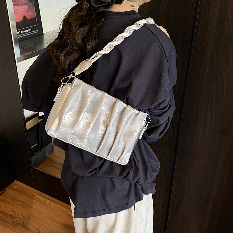 Nuevos productos de verano 2025 pliegues nube pequeña bolsa cuadrada mujer comercio exterior coreano bolsa de axilas de todo fósforo bolsa de mensajero de moda popular