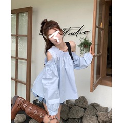 デザイン感の小さい大勢の木の耳元のしわの斜めの襟は肩の青い長袖のシャツの女性の朝と秋のゆったりしていてやせている上着を現します。