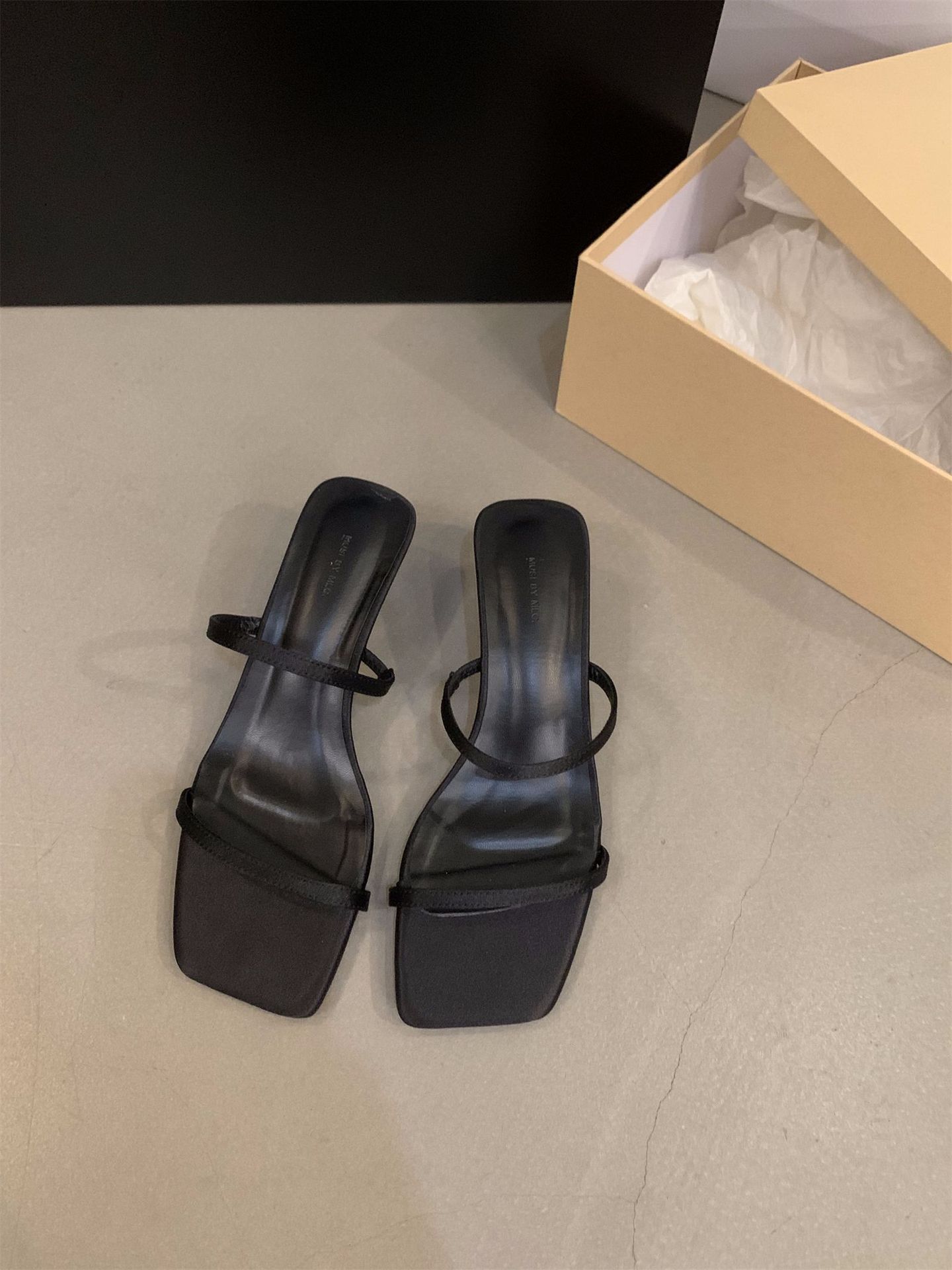 Sensación de diseño de nicho, zapatillas de una palabra, zapatos de hadas, 2024 nuevas sandalias francesas de tacón de cuña de verano, sandalias