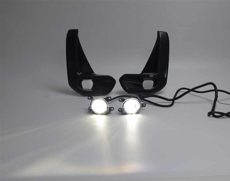 Suitable for 21 Toyota helax RECCO front fog light assembly pickup daytime running light bumper light fog light combination
