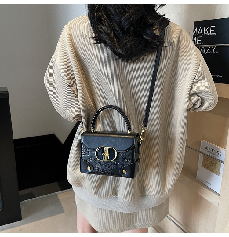 Korean-style fashionable color-blocking small square handbag with a high-quality feel, a new summer 2025 stylish and versatile women's crossbody bag undefined
